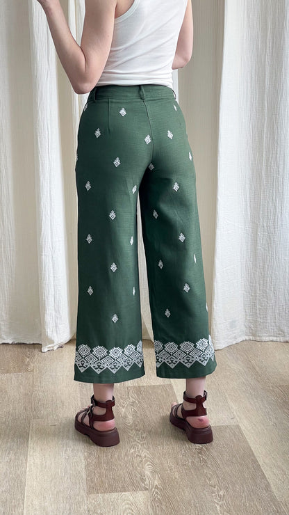 Pantalon large vert sapin broderies ethniques blanches femme style bohème chic coupe cropped taille haute