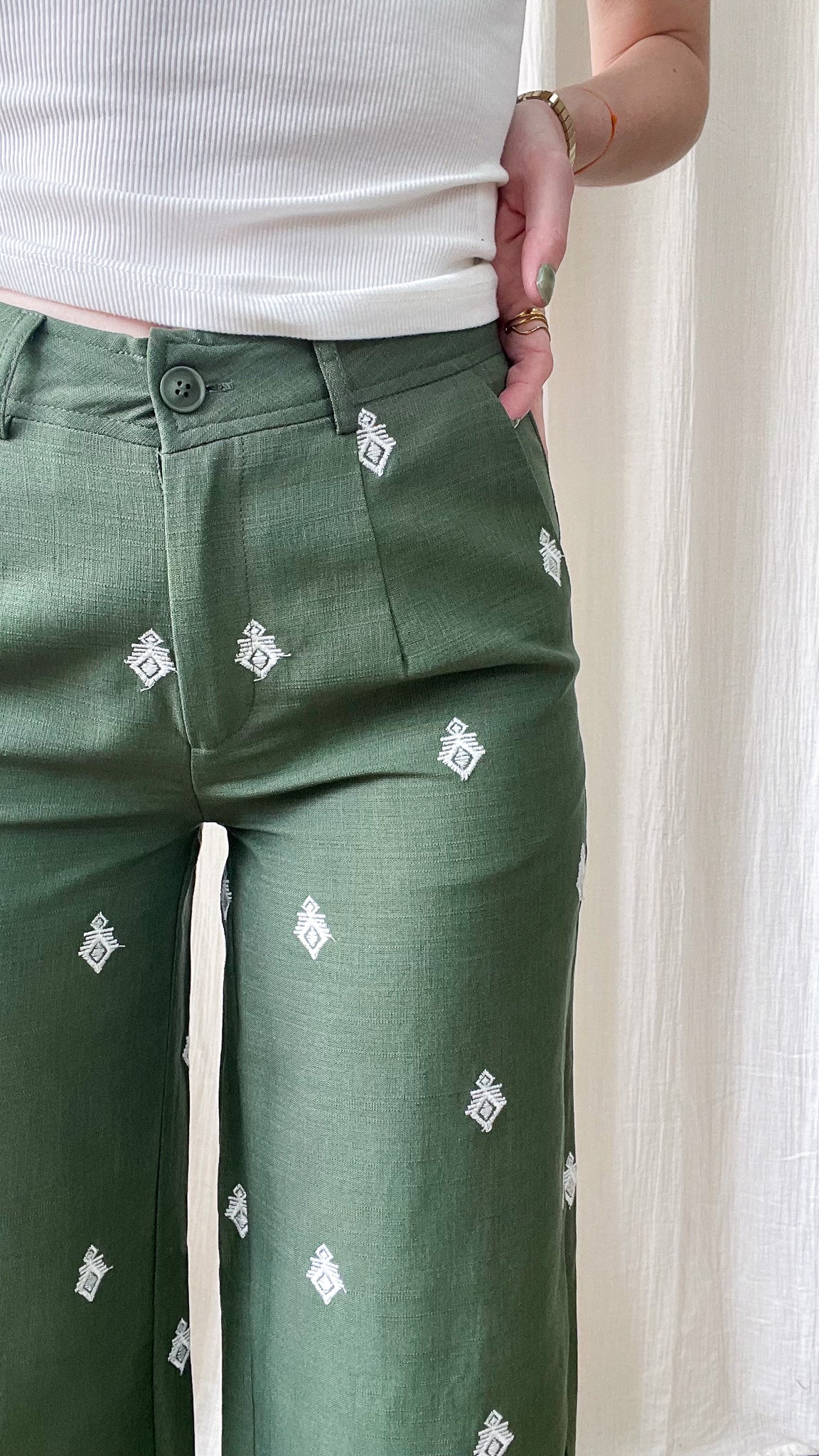Pantalon Yasmine vert sauge coupe droite broderies ethniques blanches femme style bohème chic
