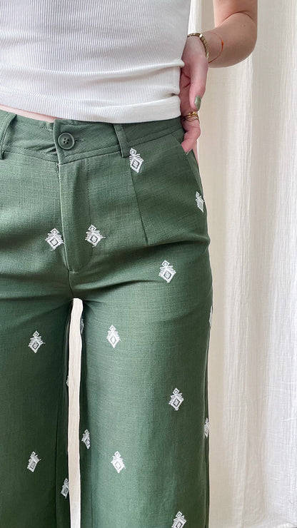 Pantalon Yasmine vert sauge coupe droite broderies ethniques blanches femme style bohème chic