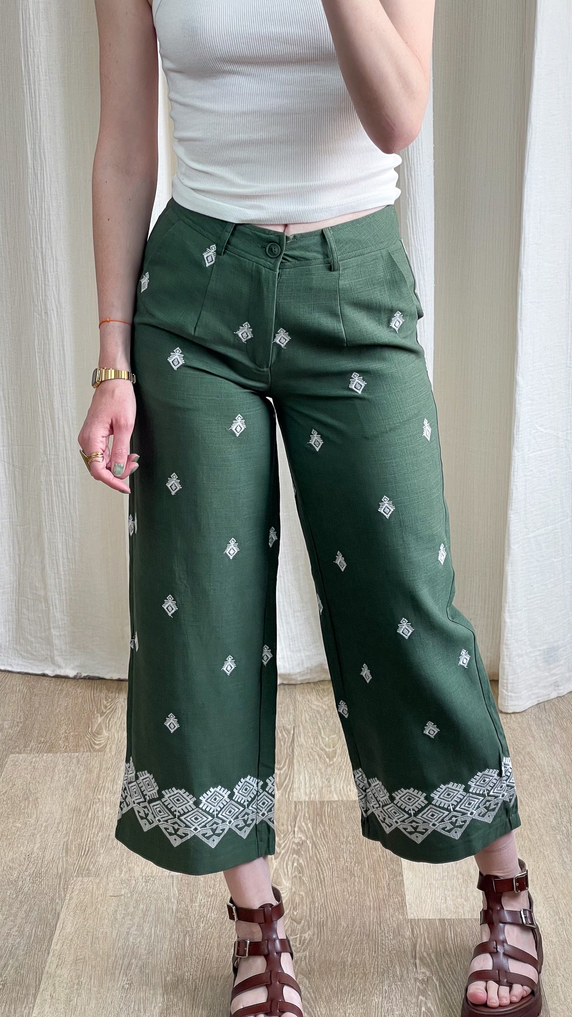 Pantalon large vert sapin broderies ethniques blanches taille haute femme style bohème chic