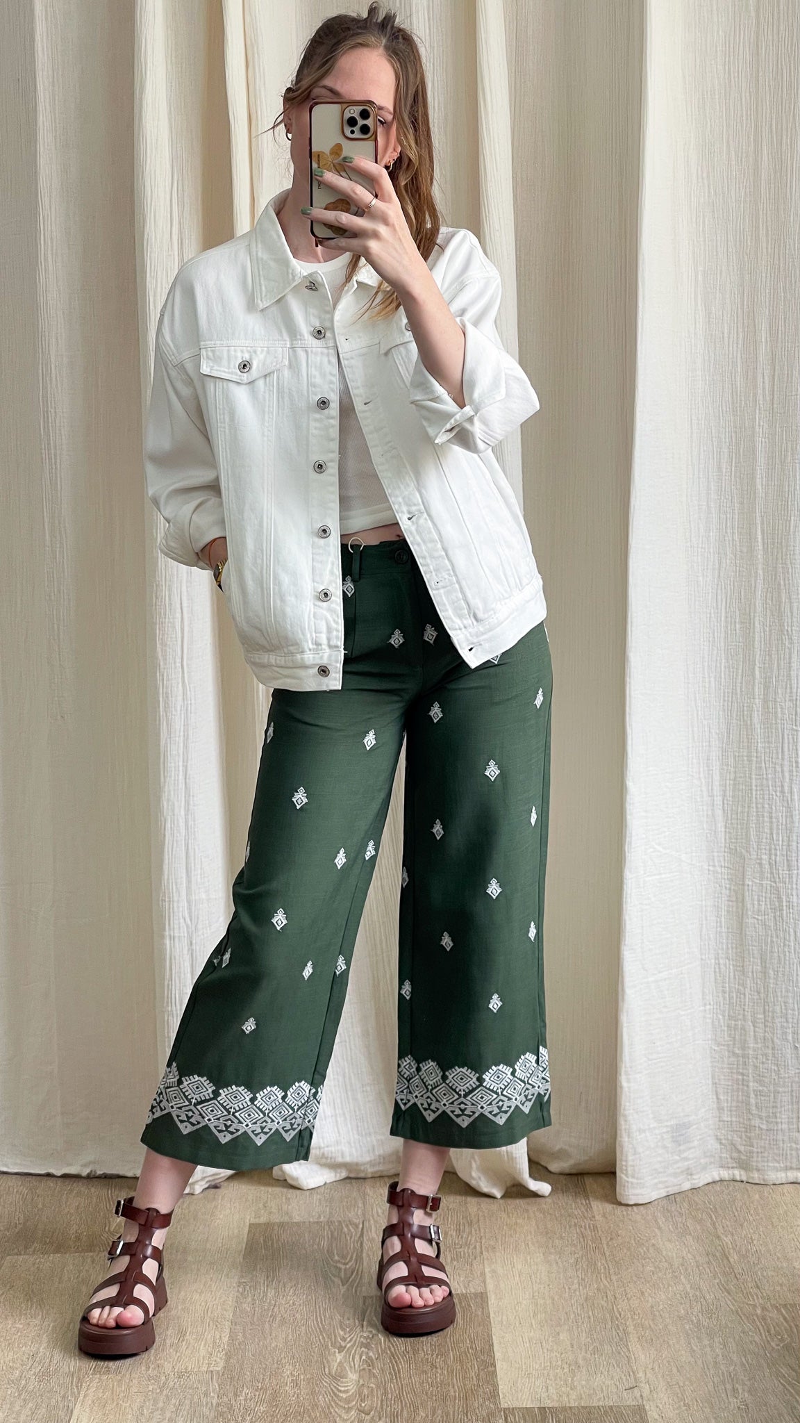 Veste en jean blanc oversize femme style casual printemps portée avec pantalon vert à motifs ethniques
