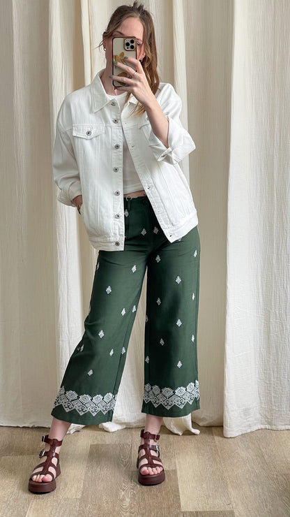 Veste en jean blanc oversize femme style casual printemps portée avec pantalon vert à motifs ethniques