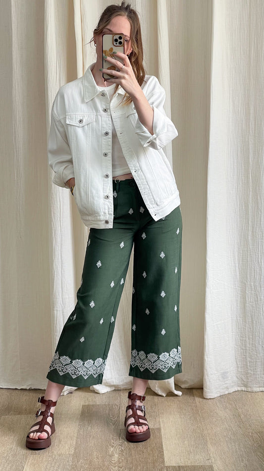 Veste en jean blanc oversize femme style casual printemps portée avec pantalon vert à motifs ethniques