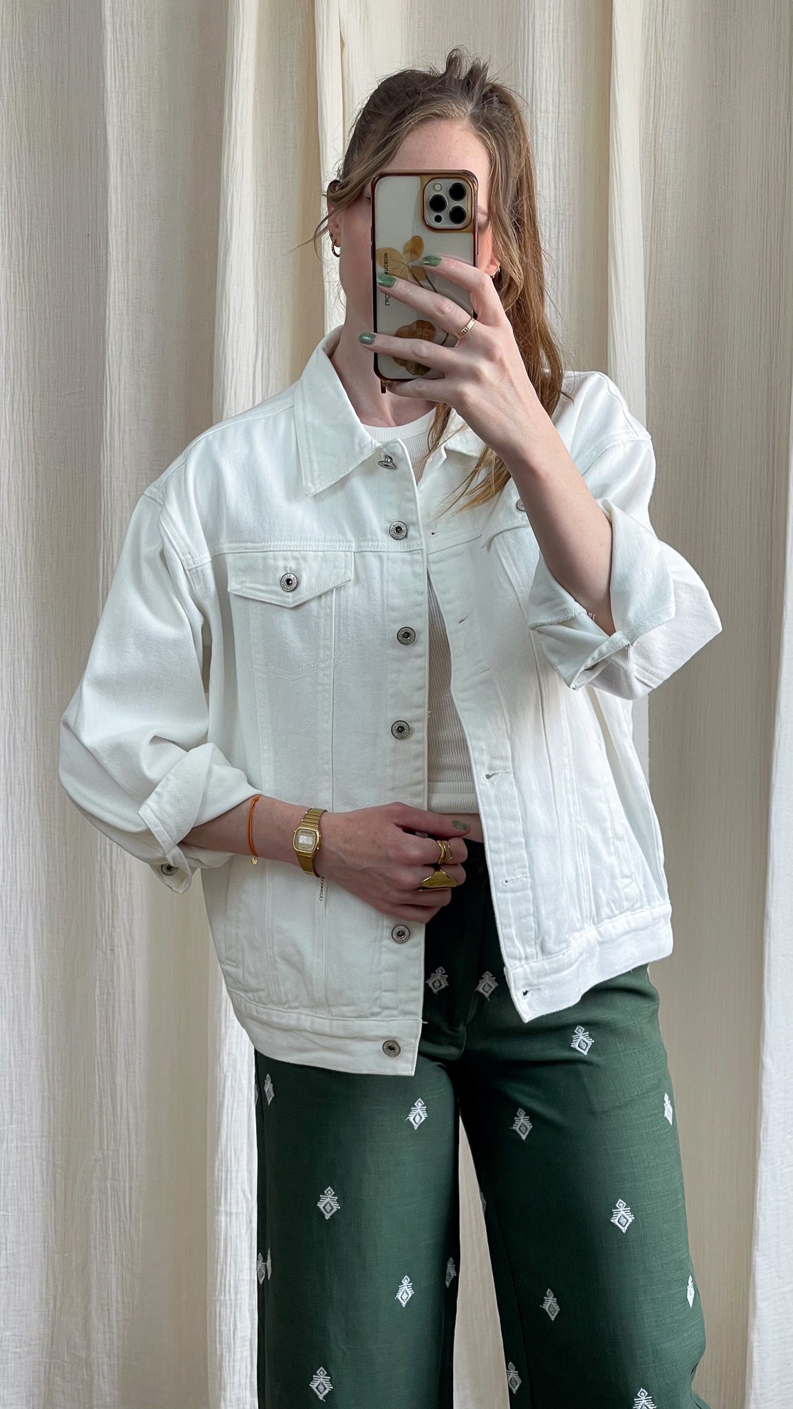 Veste en jean blanc oversize femme style casual avec boutons métal, coupe boyfriend tendance printemps