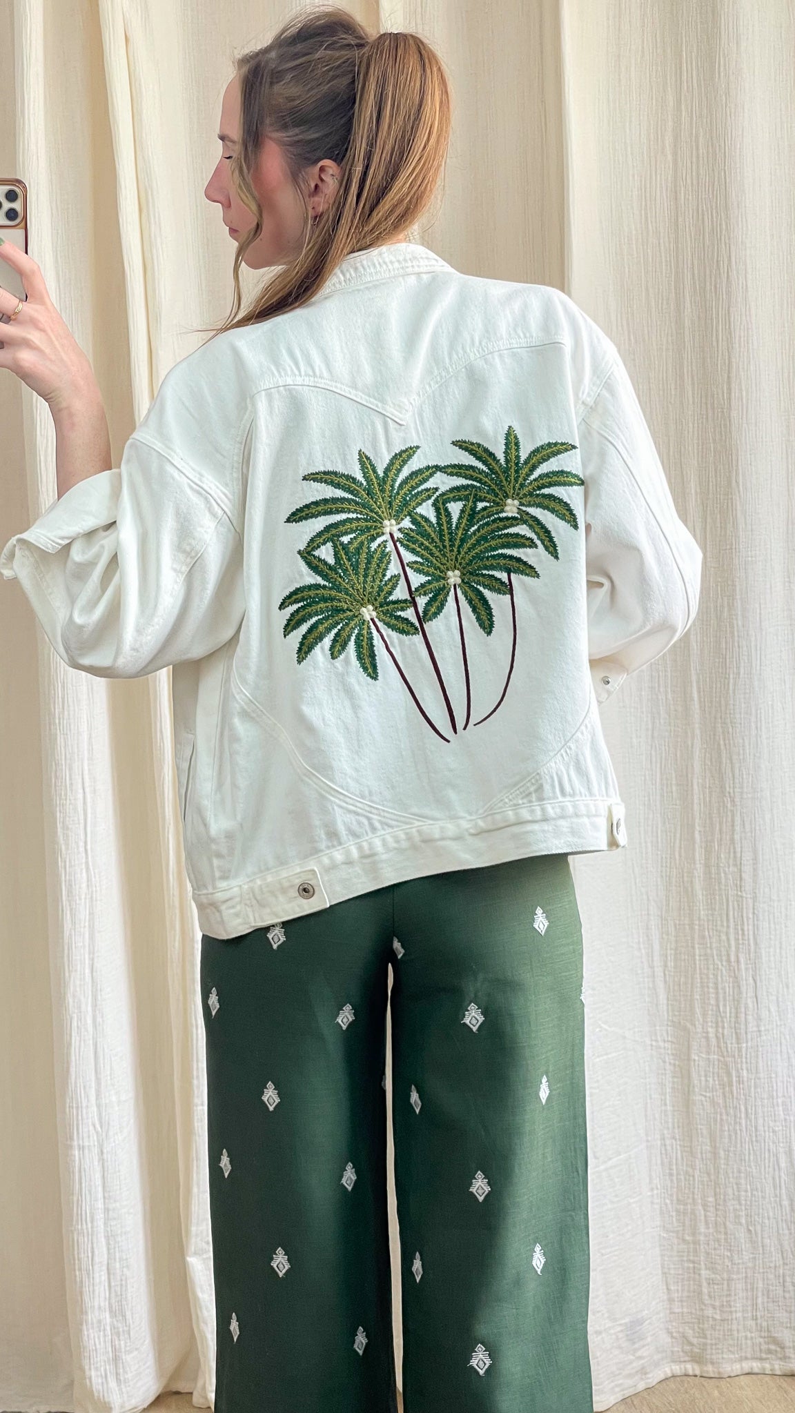 Veste en jean blanc oversize broderie palmiers verts dos femme style tropical Palm Springs