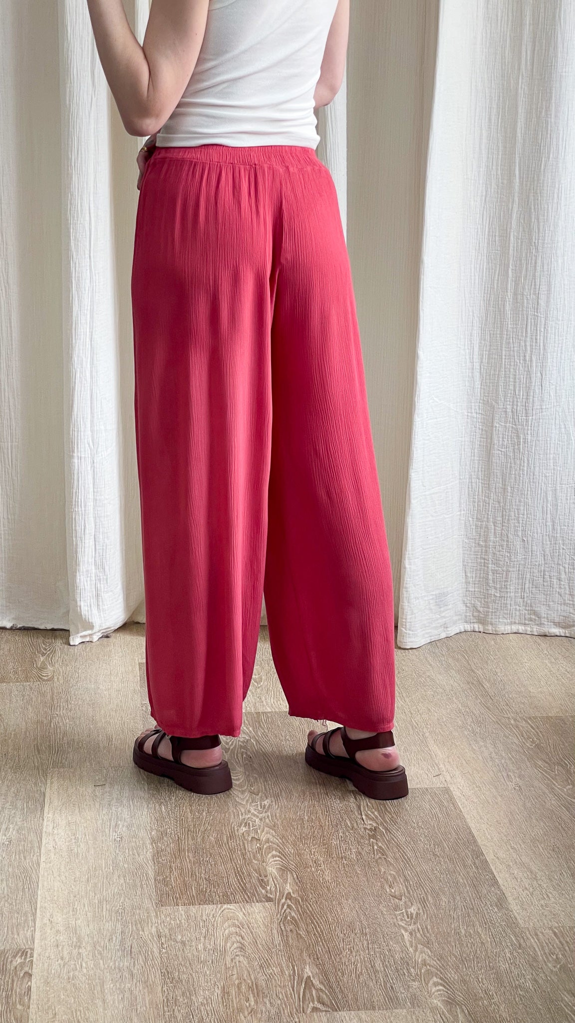 Pantalon large fluide rose fuchsia taille élastique style bohème femme avec sandales plateforme