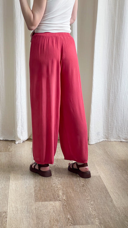 Pantalon large fluide rose fuchsia taille élastique style bohème femme avec sandales plateforme