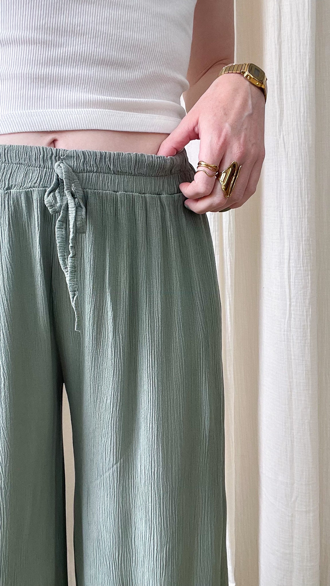 Pantalon fluide vert sauge en gaze de coton femme avec taille élastique et lien à nouer style bohème décontracté