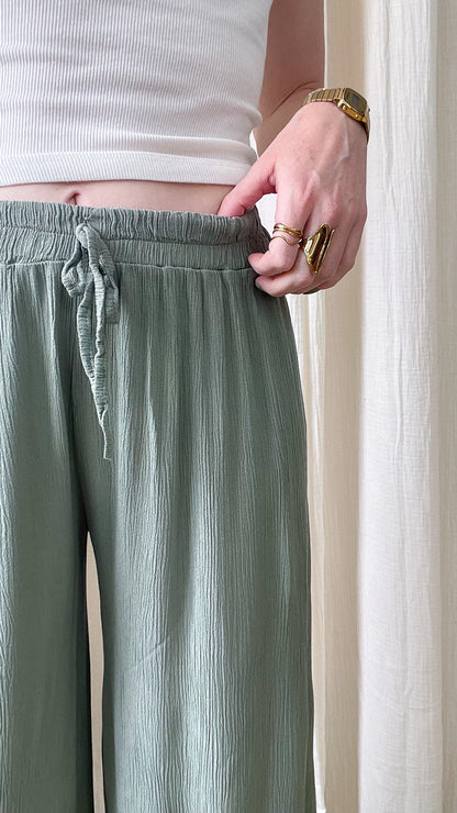 Pantalon fluide vert sauge en gaze de coton femme avec taille élastique et lien à nouer style bohème décontracté