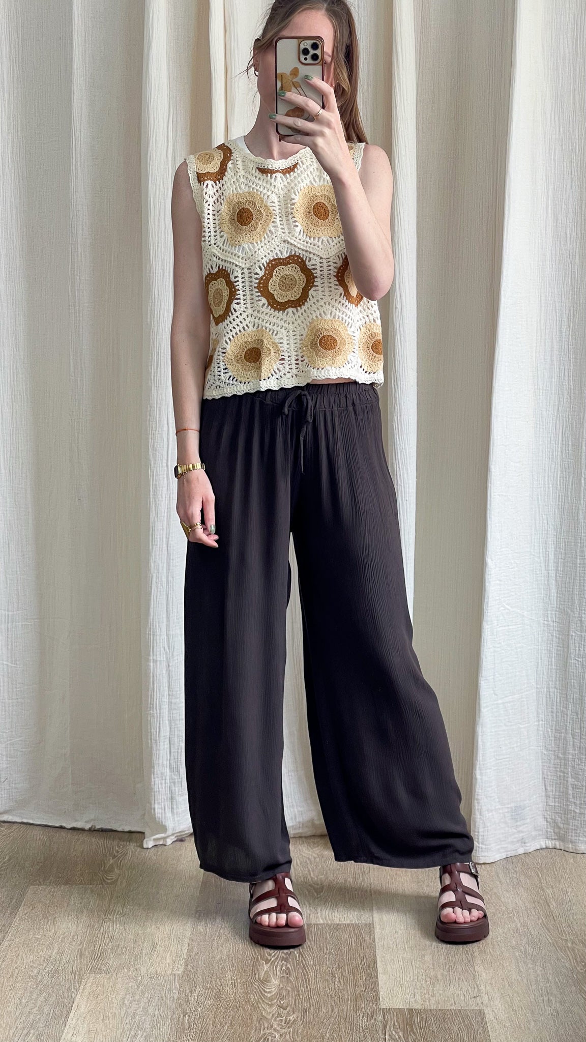 Pantalon large fluide noir taille élastique femme style bohème chic porté avec top crochet fleurs