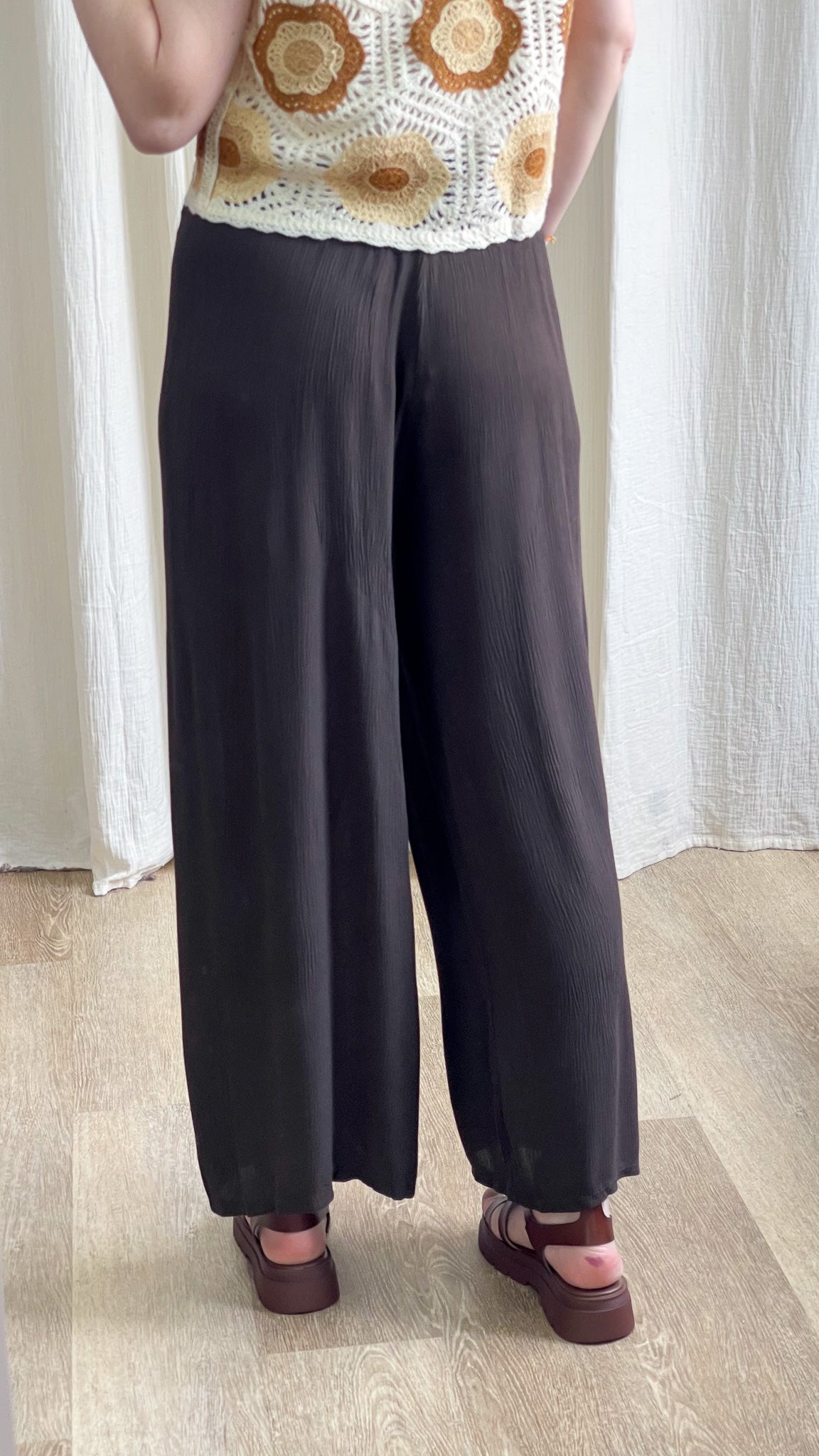 Pantalon large fluide noir taille haute femme style palazzo coupe ample et confortable