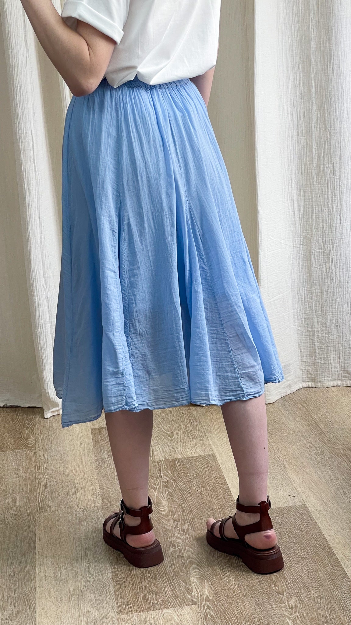 Jupe midi fluide bleu ciel Zélie taille élastique froncée coupe évasée légère femme été