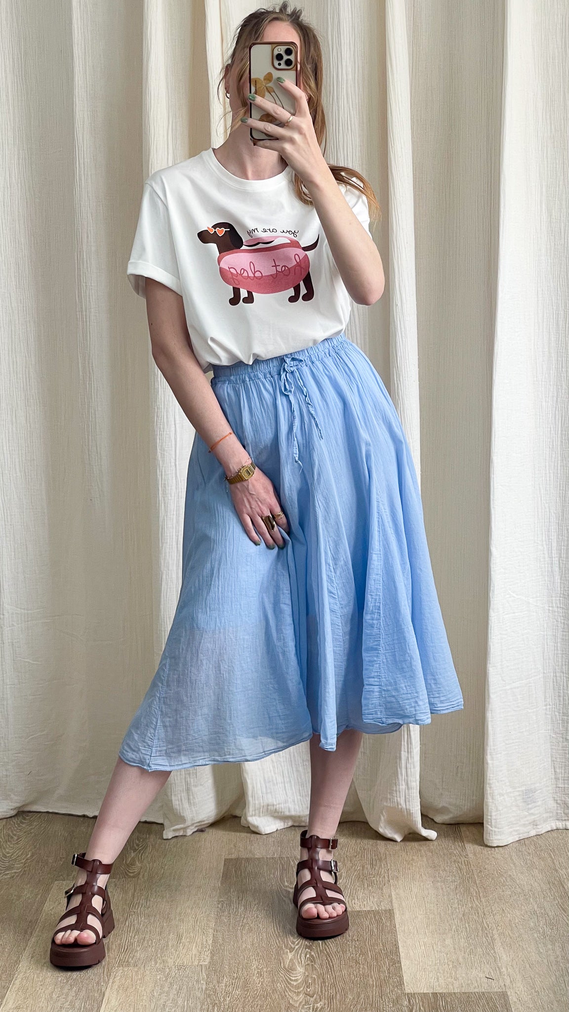 T-shirt blanc imprimé teckel hot dog humoristique femme porté avec jupe midi bleue style décontracté été