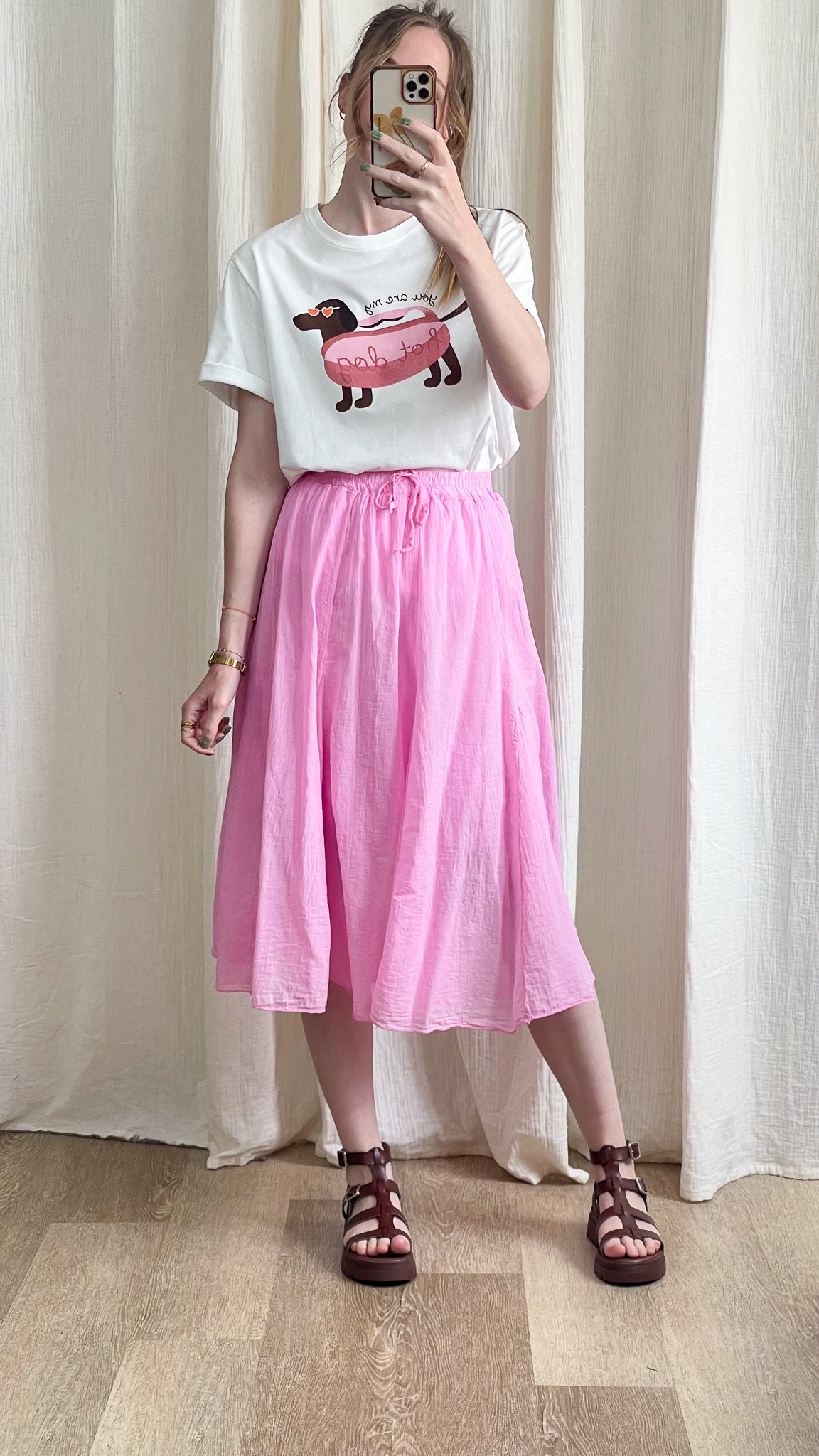 Jupe midi rose fluide taille élastique Zélie portée avec t-shirt graphique, look décontracté femme été