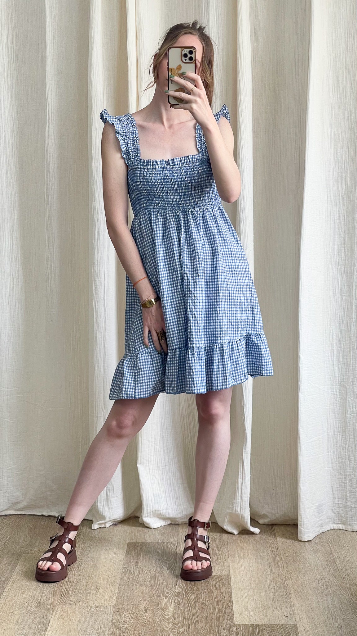 Robe Elisabeth vichy bleu et blanc à smocks avec volants et bretelles froncées style cottage été femme