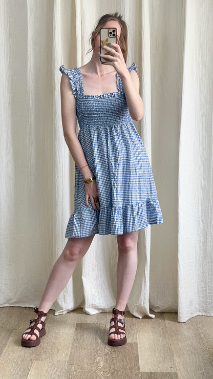 Robe Elisabeth vichy bleu et blanc à smocks avec volants et bretelles froncées style cottage été femme