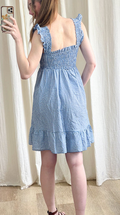 Robe Elisabeth vichy bleu et blanc dos smocké avec bretelles à volants et jupe évasée à volant femme été