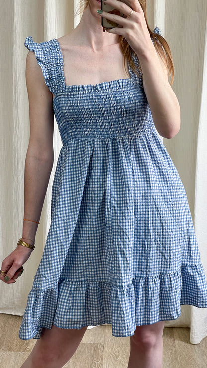 Robe Elisabeth vichy bleu et blanc à smocks avec bretelles froncées et volant femme été