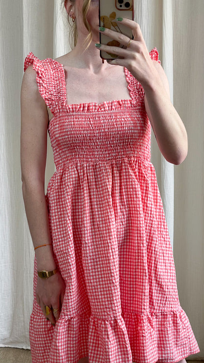 Robe Elisabeth vichy rose et blanc à smocks avec bretelles froncées et volant bas style cottage femme été