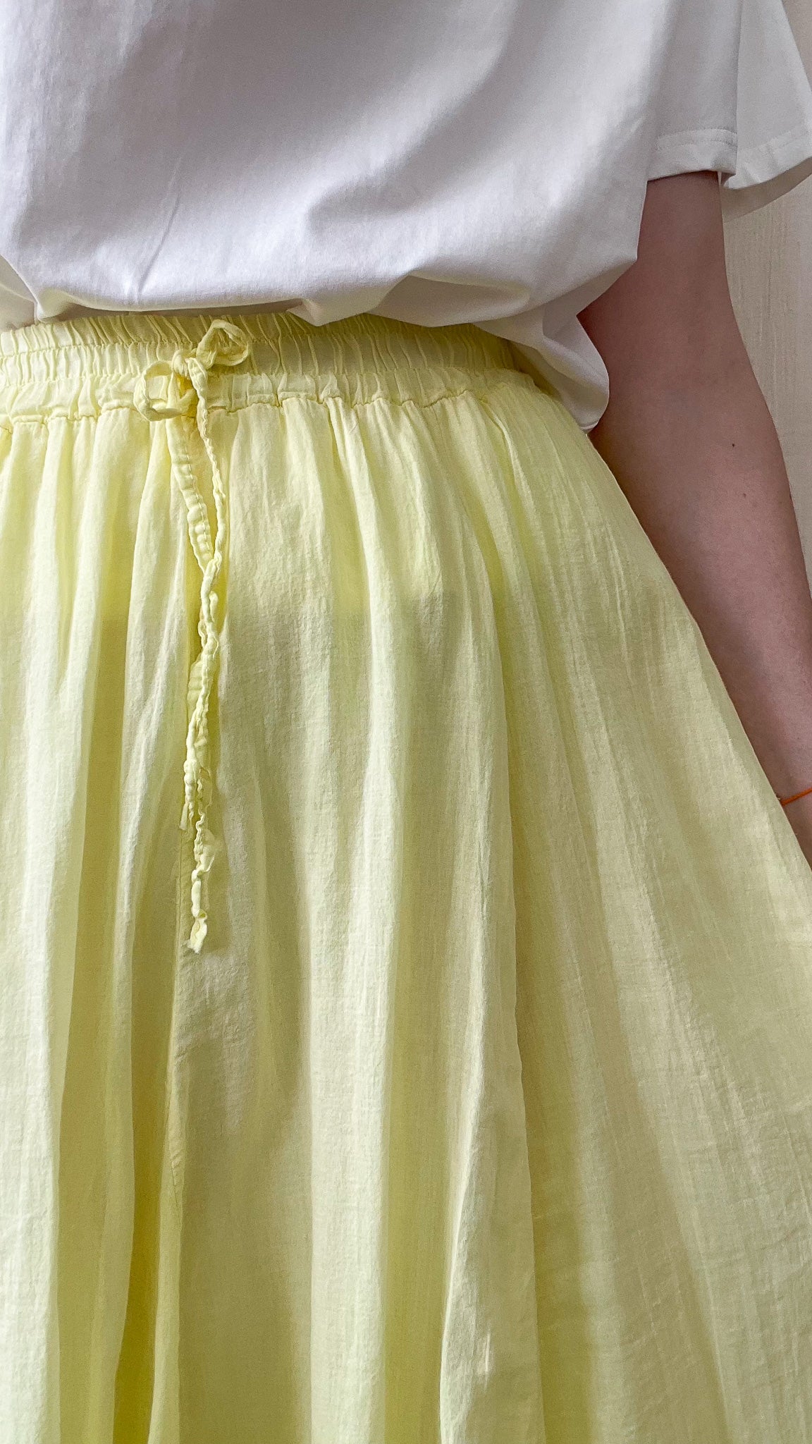 Jupe longue fluide jaune pâle Zélie avec taille élastique et lien à nouer, style bohème femme été