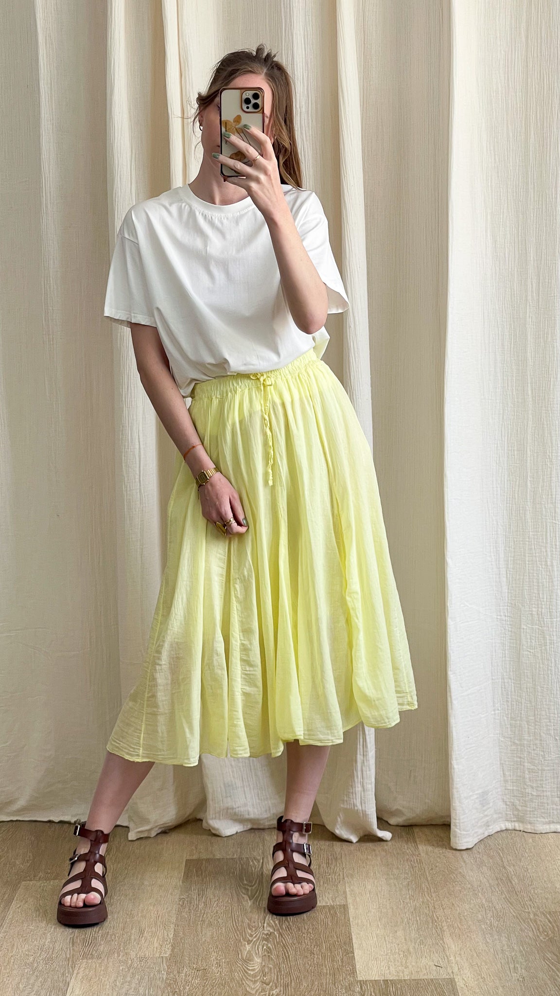 Jupe midi fluide jaune citron taille élastique femme style bohème été, portée avec t-shirt blanc et sandales