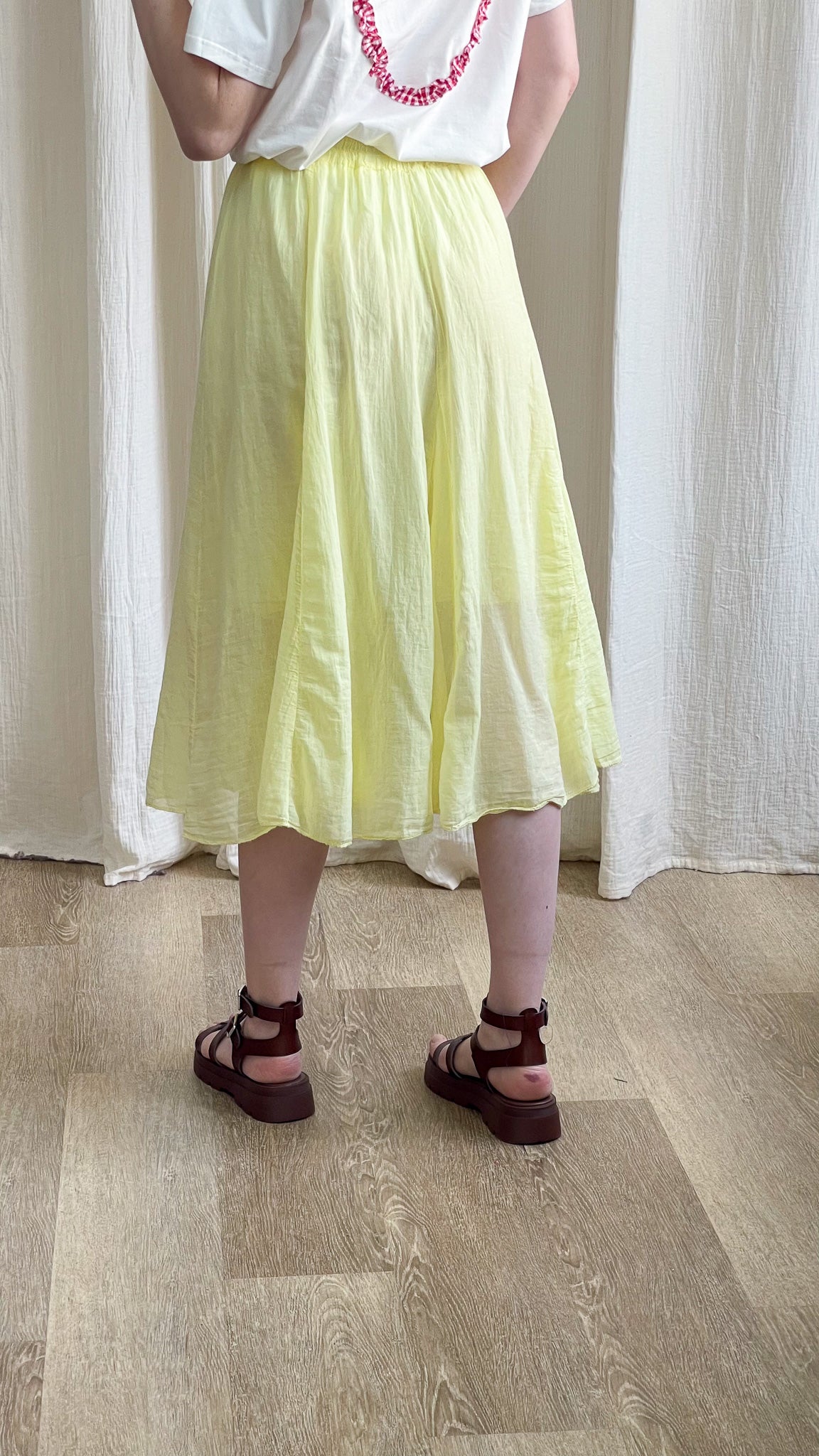 Jupe midi fluide jaune citron taille élastique coupe évasée légère femme été avec sandales plateforme bordeaux