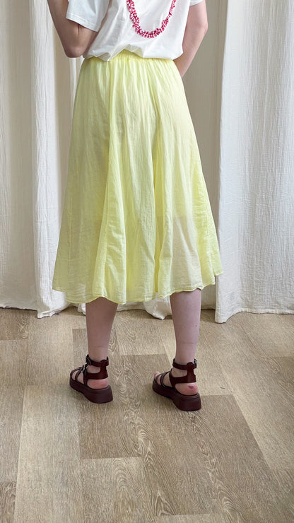Jupe midi fluide jaune citron taille élastique coupe évasée légère femme été avec sandales plateforme bordeaux