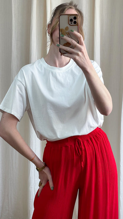 T-shirt blanc coton coupe oversize femme porté avec pantalon rouge taille élastique style décontracté
