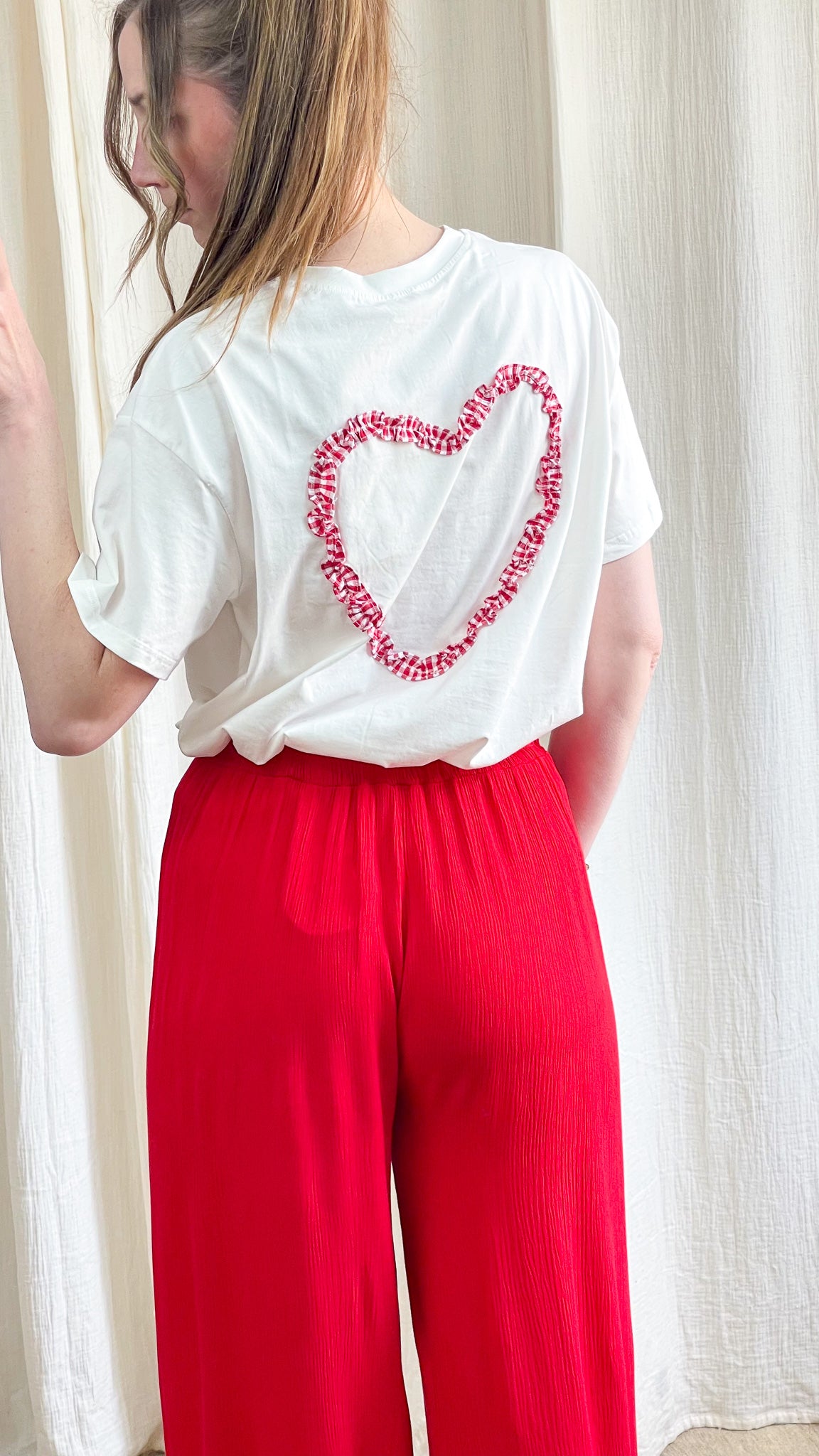 T-shirt blanc oversize femme avec coeur vichy rouge dans le dos, style romantique décontracté