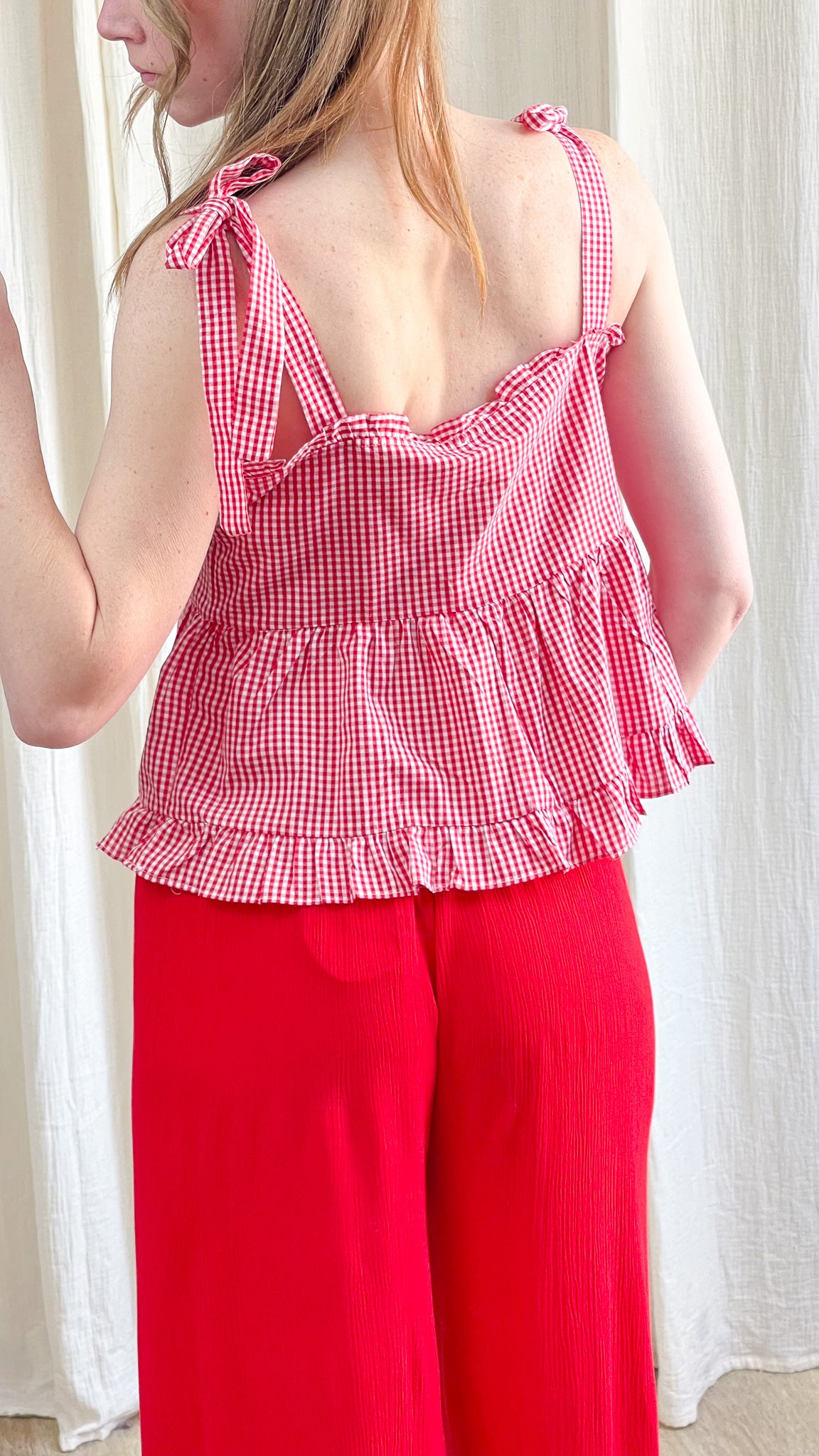 Top Bonnie vichy rouge et blanc à bretelles nouées et basque volantée style cottage femme