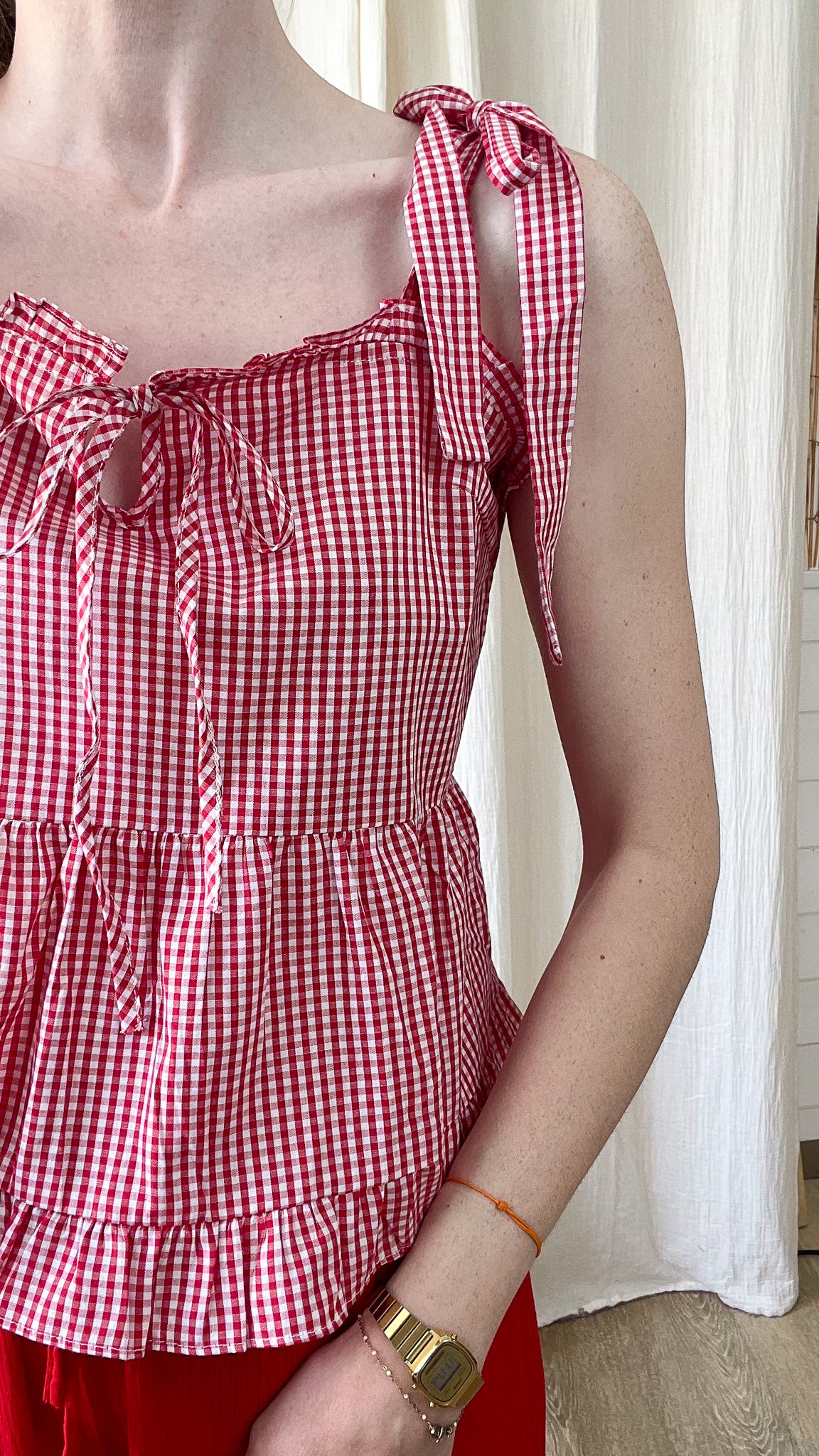 Top femme vichy rouge et blanc à bretelles nouées et volants style cottage core été