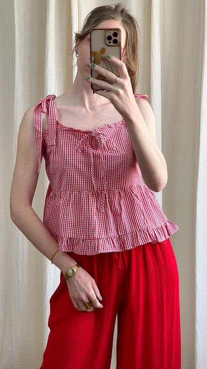 Top vichy rouge et blanc à bretelles nouées et volants style cottage femme été