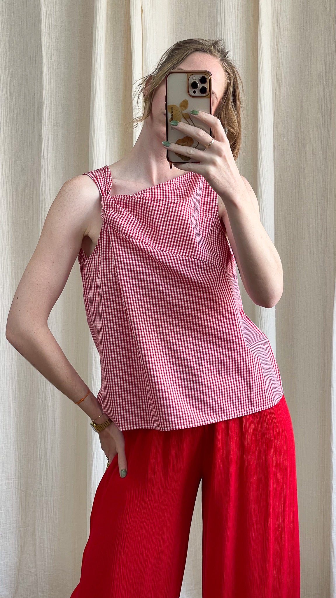Top Clarisse femme à bretelles larges motif vichy rouge et blanc coupe droite style estival décontracté