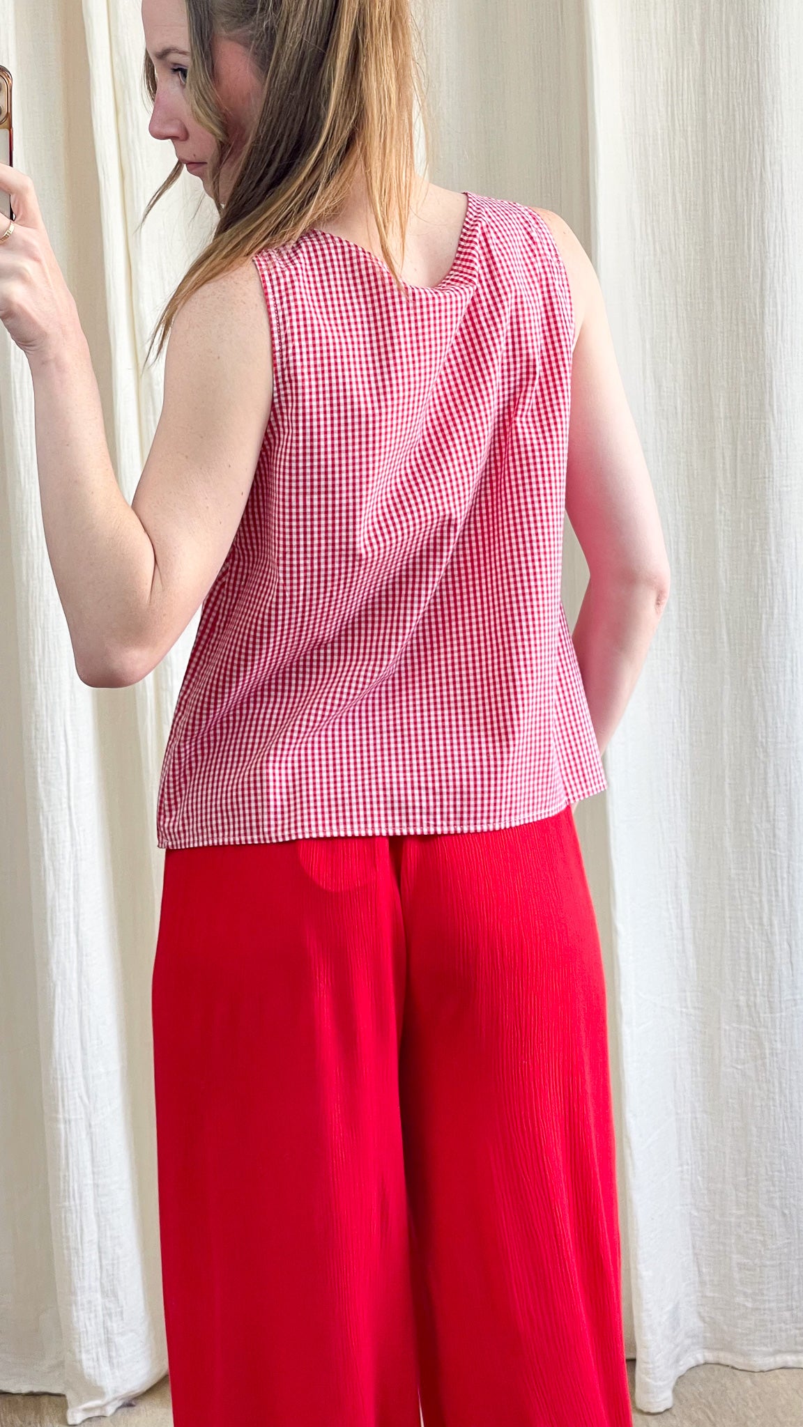 Top sans manches femme motif vichy rouge et blanc coupe droite fluide porté avec pantalon large rouge style été