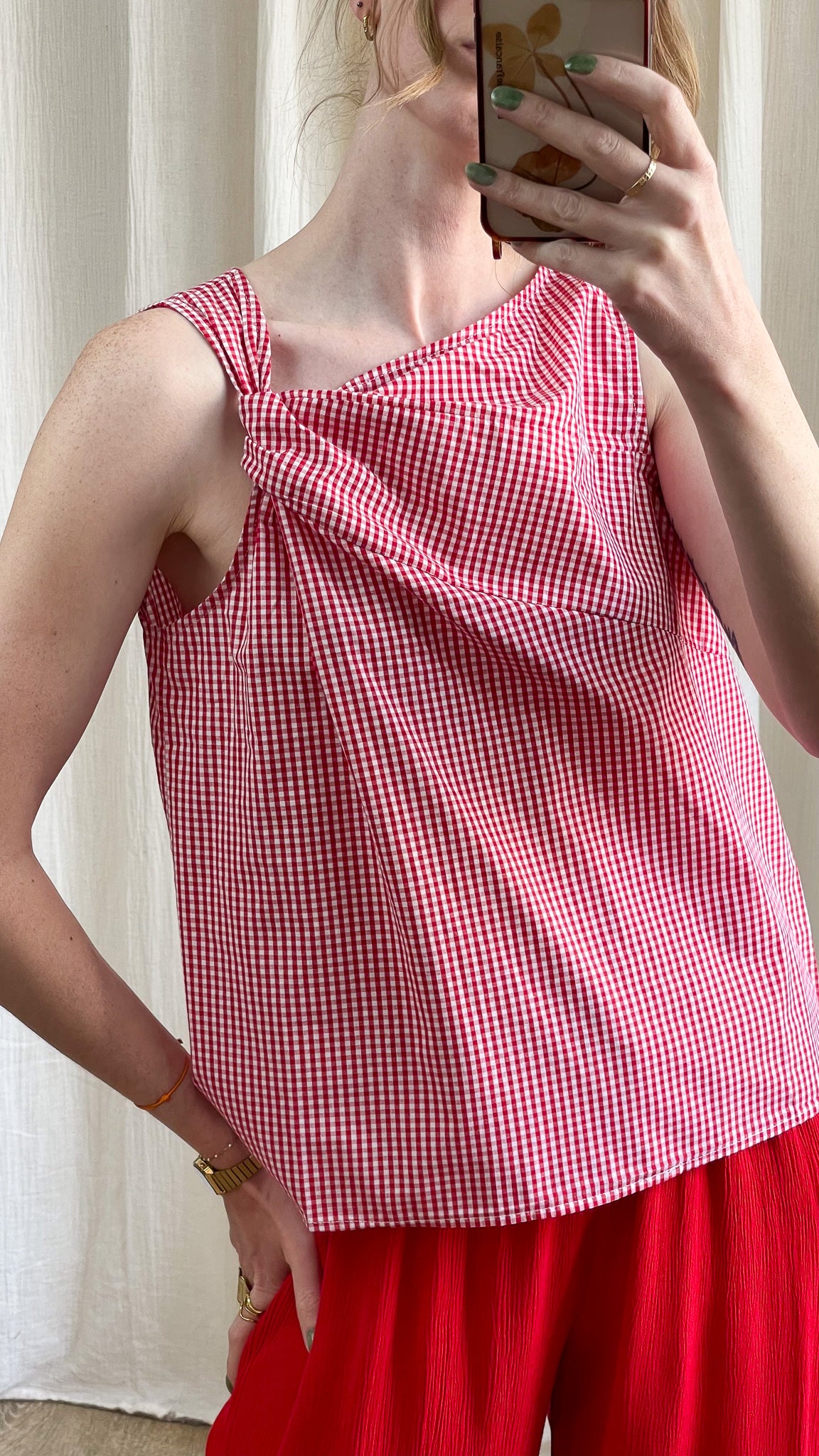 Top Clarisse femme à bretelles larges motif vichy rouge et blanc coupe ample style été décontracté