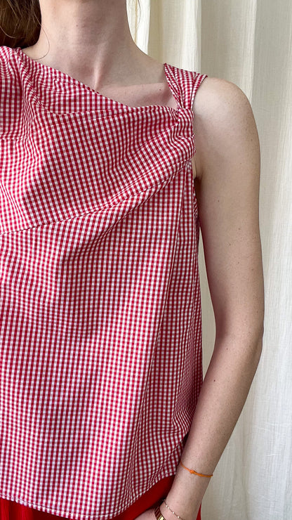 Top Clarisse femme à bretelles larges en coton vichy rouge et blanc coupe droite style été