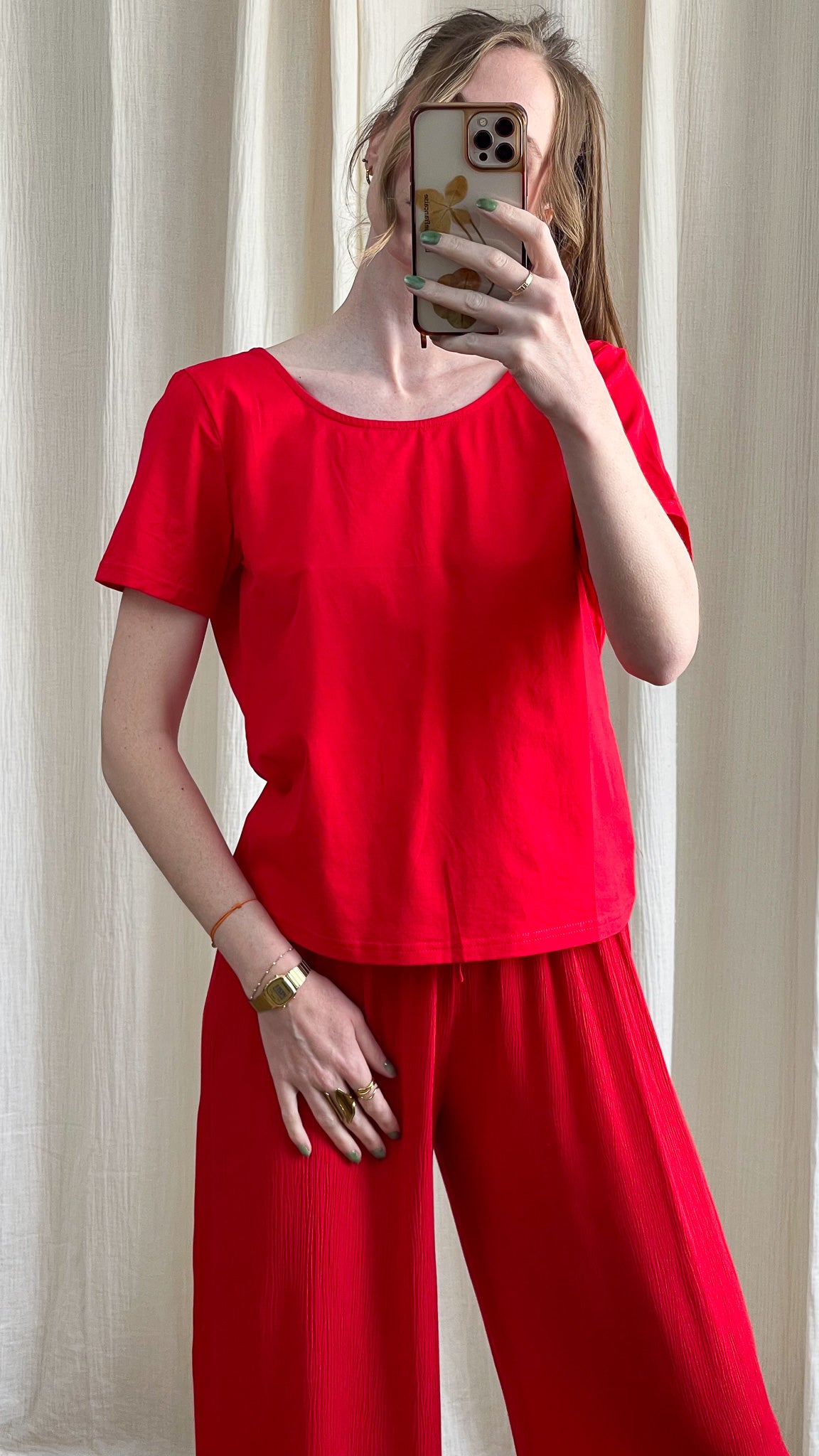 T-shirt Candice rouge col rond manches courtes coupe loose femme associé à pantalon fluide assorti tenue monochrome été