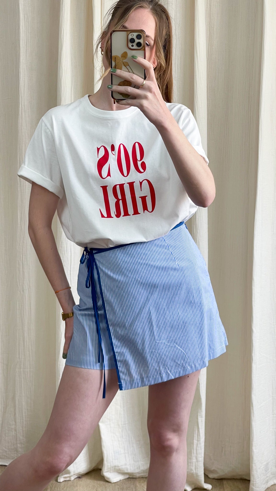 Jupe-short rayée bleu et blanc coupe portefeuille avec liens à nouer style été femme