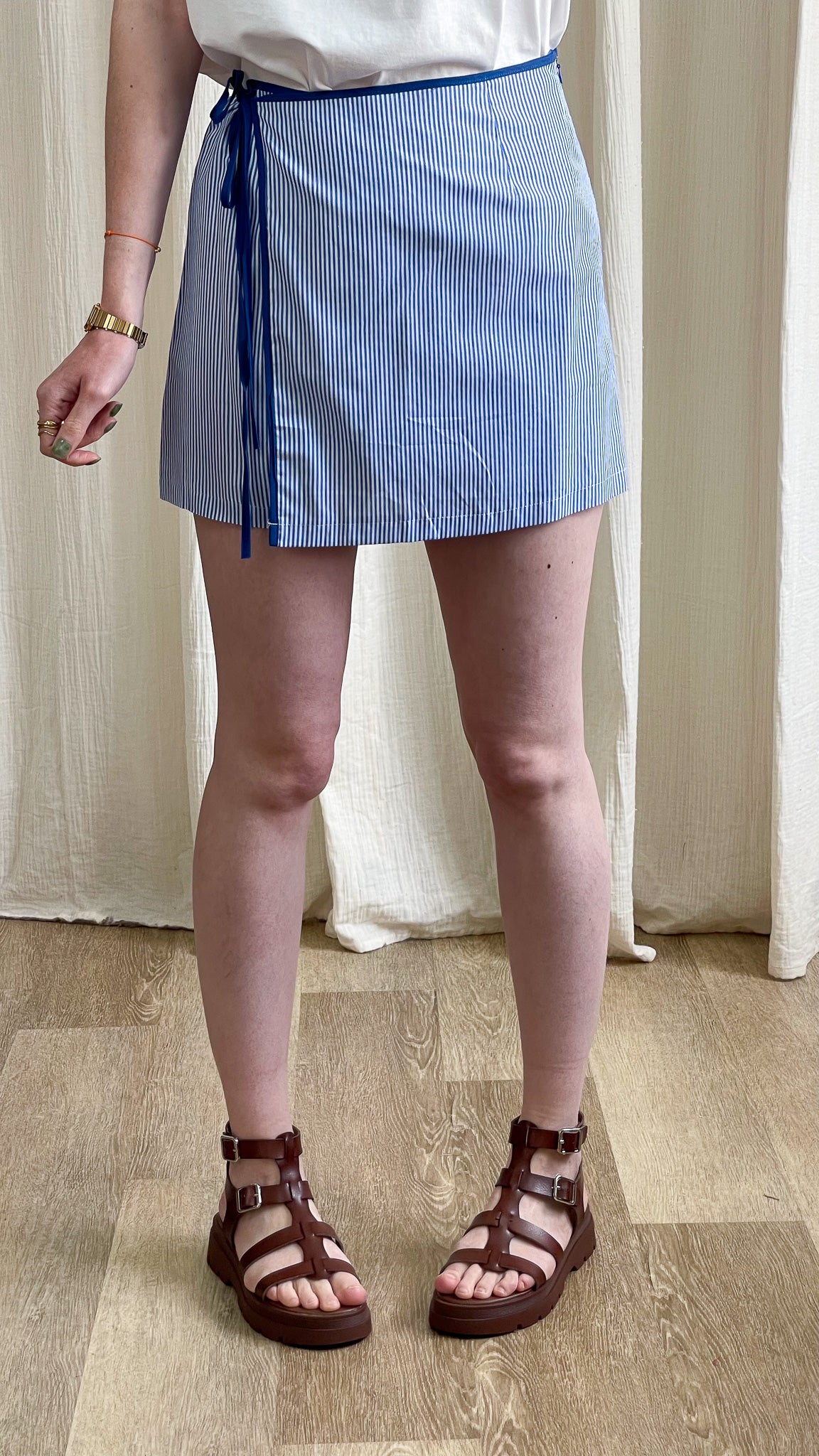 Jupe-short rayée bleu et blanc femme coupe portefeuille avec lien noué style marin été