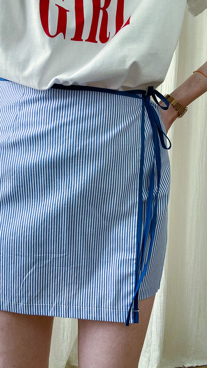 Jupe-short portefeuille rayée bleu et blanc avec liens à nouer, style marin femme été