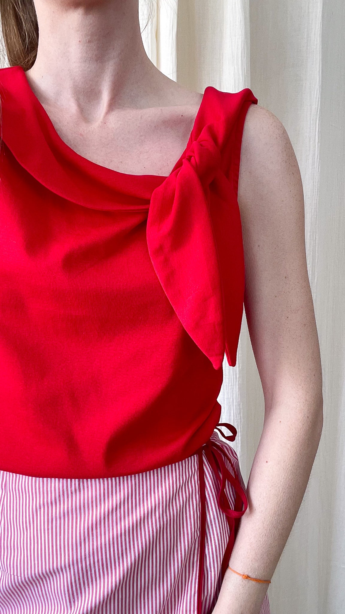 Top rouge femme sans manches avec nœud décoratif à l'épaule, coupe fluide élégante style romantique