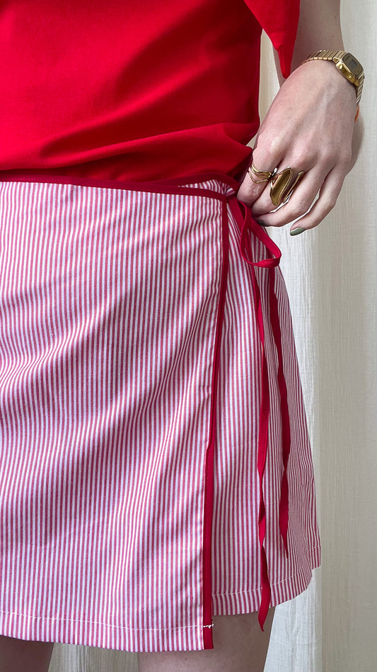 Jupe-short rayée rouge et blanc avec liens à nouer taille haute style preppy femme été