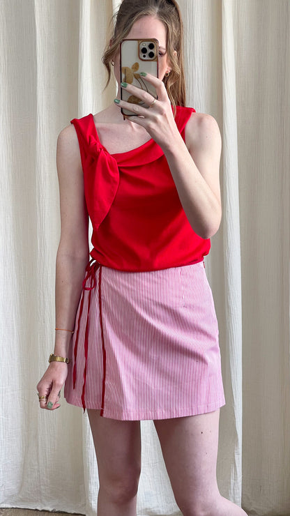 Top rouge sans manches avec nœud décoratif sur l'épaule, coupe fluide femme style été chic