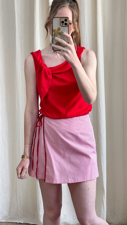 Jupe-short rayée rouge et blanc Luna coupe portefeuille femme style été chic avec lien à nouer