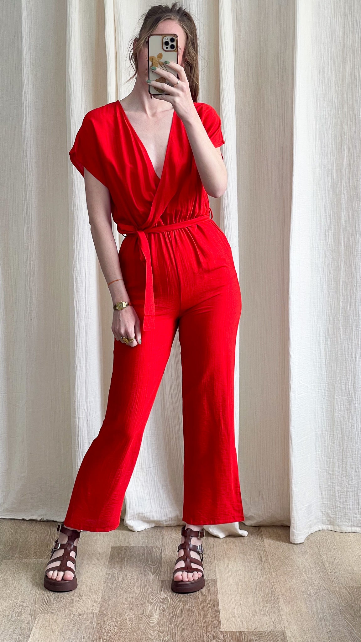 Combinaison Héléna rouge fluide décolleté cache-cœur avec ceinture à nouer femme style chic décontracté