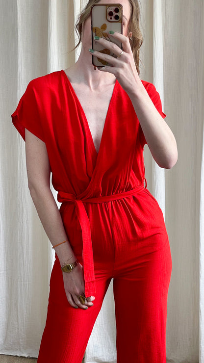 Combinaison Héléna rouge vif décolleté cache-cœur manches courtes avec ceinture à nouer femme été chic