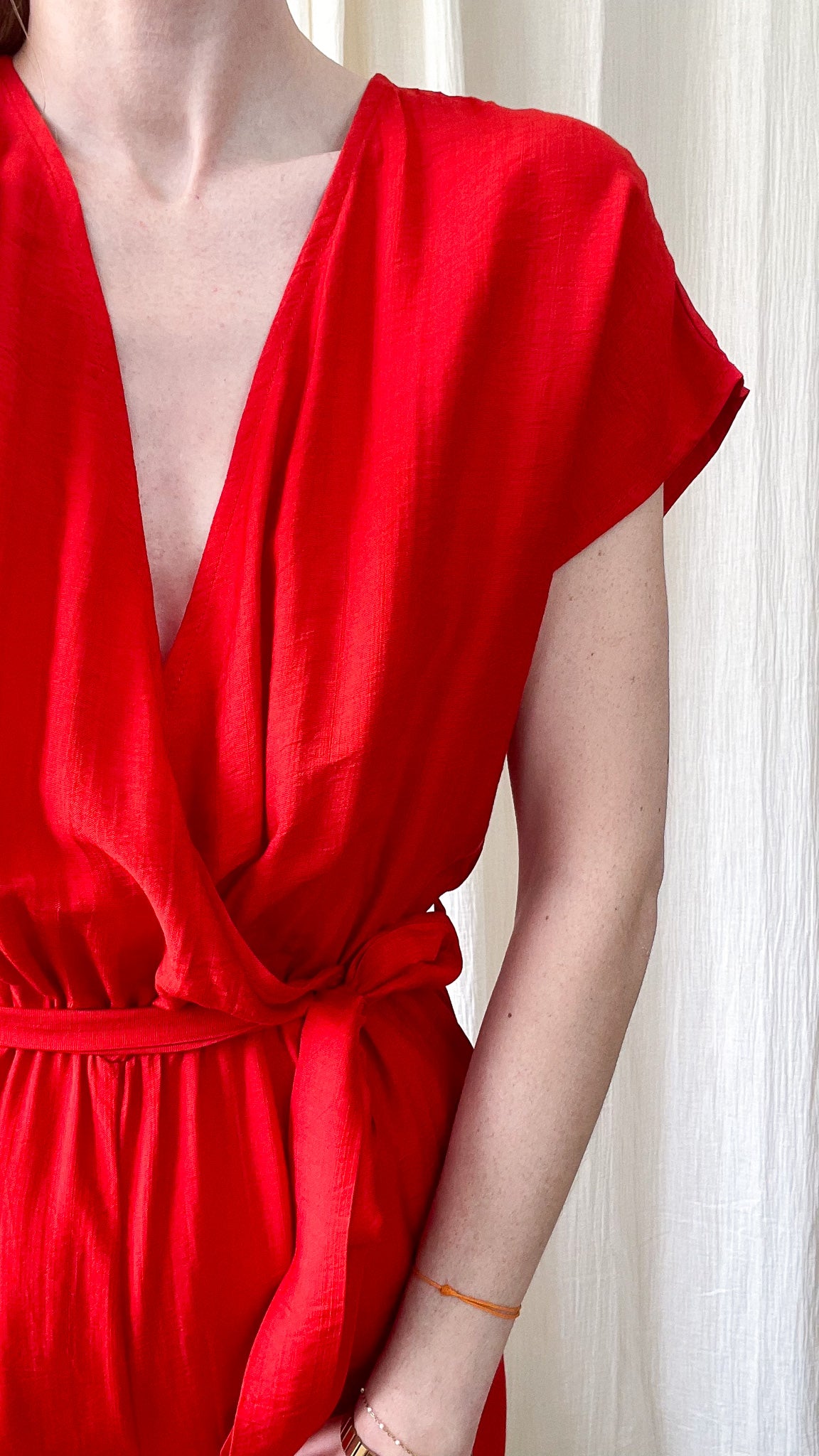 Combinaison Héléna rouge vif cache-cœur avec ceinture nouée, manches courtes, style élégant femme été