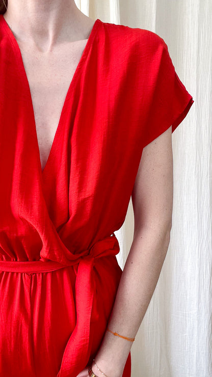 Combinaison Héléna rouge vif cache-cœur avec ceinture nouée, manches courtes, style élégant femme été