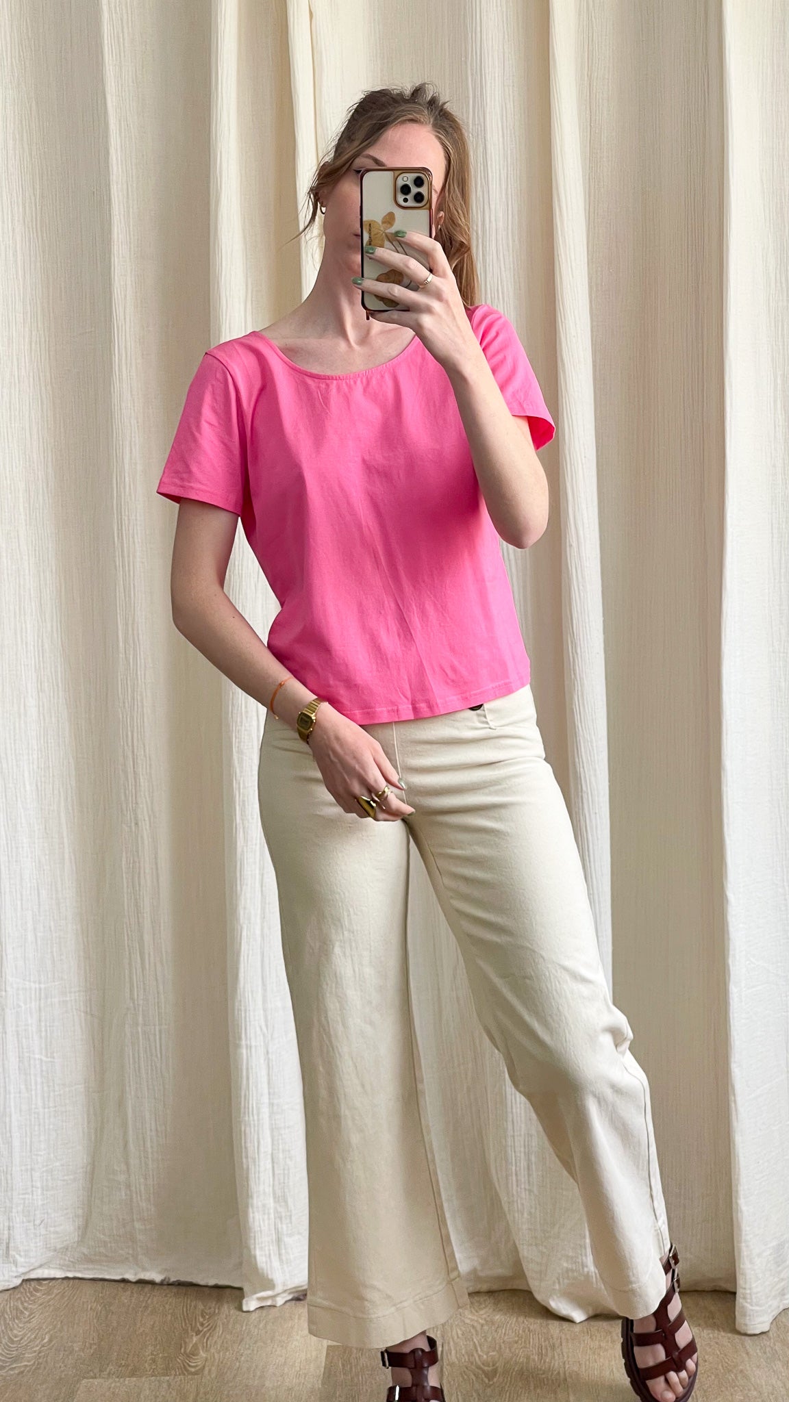 T-shirt Candice rose fuchsia manches courtes col rond coupe droite femme associé pantalon écru taille haute
