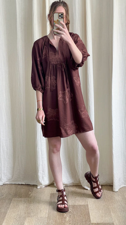 Robe Annia bordeaux brodée fleurs manches bouffantes coupe ample bohème chic femme